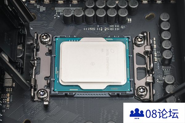 美国正式允许英伟达向华出货AI芯片：让中国企业买到芯片就停止自研！