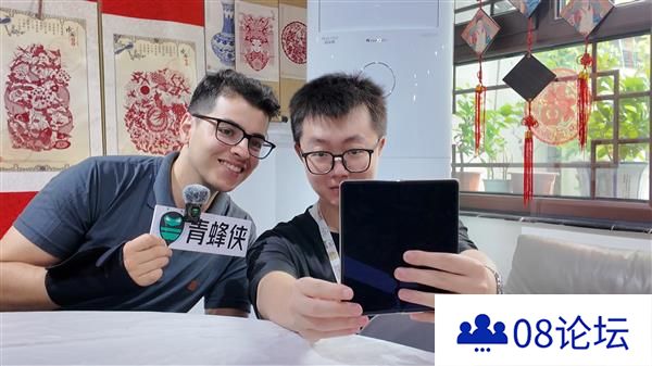 荣耀MagicV5闪耀世界青年和平大会以AI科技架起跨国对话桥梁